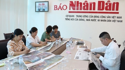 Nhan Dan Newspaper gives away 1,000 panorama supplements of 'Dien Bien Phu Campaign' to readers in Ha Nam