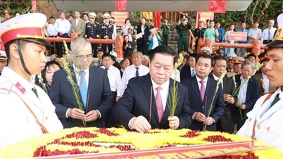 ប្រធាននាយកដ្ឋានឃោសនាមជ្ឈិម Nguyen Trong Nghia អុជធូបនៅកំពង់ផែនាវាគ្មានលេខ Vung Ro