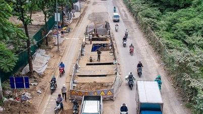Người dân ngán ngẩm di chuyển qua đường gom đại lộ Thăng Long