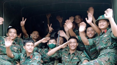 Xúc động hình ảnh chia tay thắm tình quân dân sau bão lũ Yên Bái