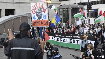 Gaza anti-war protesters break down fence at US Democratic convention