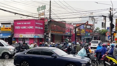 Mưa lớn kéo dài gây ngập sâu, nhiều xe chết máy