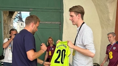Harry Kane ត្រូវបានផ្តល់កិច្ចសន្យាដោយក្រុមកងពលធំទី 7 ដោយសន្យាថានឹងញ៉ាំសាច់ក្រកអស់មួយជីវិត