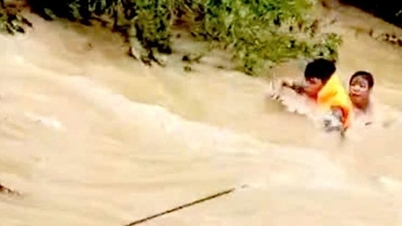 Rescue young man trapped in floodwaters