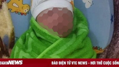 العثور على طفل رضيع حديث الولادة ملقى على جانب الطريق