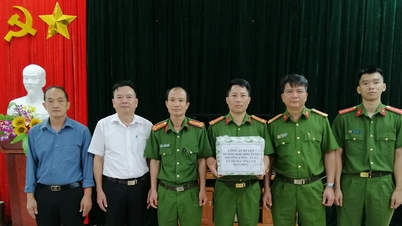 Muong Khuong District Police commended the commune police for their achievements in issuing chip-embedded CCCD cards.