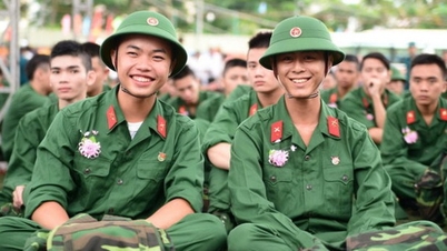 សាលារៀនតម្រូវឱ្យសិស្ស 'ចុះឈ្មោះដើម្បីបោះបង់' នៅពេលពួកគេទៅបម្រើយោធា?