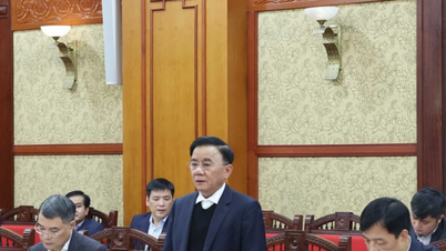 상임 사무국은 당 및 베트남 조국 전선 기관과 협력하여 결의안 18에 대해 작업합니다.