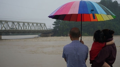Thanh Hoa people flock to Ham Rong bridge to see flood water