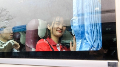 A university in Hue gives Tet gifts and supports transportation for students to return home