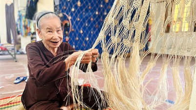 ត្បាញអង្រឹងពីសំបកឈើនៅលើកោះ Cu Lao Cham