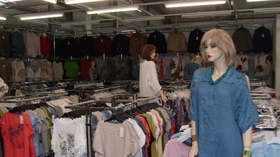 Visiting Dong Xuan market in Germany, Vietnamese tourists laugh at the selling style