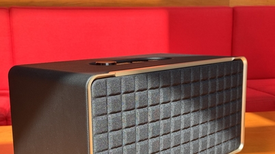 JBL Authentics 500 ที่มาพร้อมกับรูปลักษณ์ของเฟอร์นิเจอร์ระดับไฮเอนด์แต่ยังคงความย้อนยุค