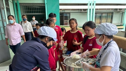 The school invites parents to the kitchen to inspect and eat with their children.