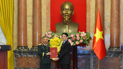 [Photo] President Luong Cuong presents the decision to promote the rank of Senior Lieutenant General to Deputy Director of the General Department of Politics of the Vietnam People's Army Le Quang Minh