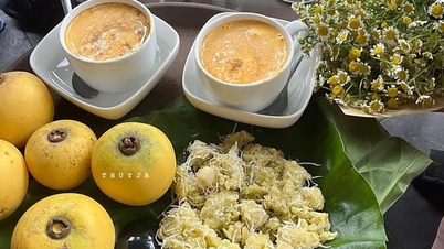 People invite each other to eat sticky rice, drink egg coffee, and enjoy the full gift of autumn in Hanoi.