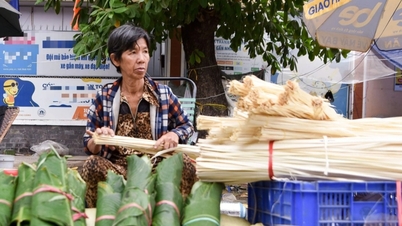 អាជីវករ​លក់​ស្លឹក​ដុង​នៅ​ផ្សារ​ដែល​បើក​ម្តង​ក្នុង​មួយ​ឆ្នាំ​ក្នុង​ទីក្រុង​ហូជីមិញ។