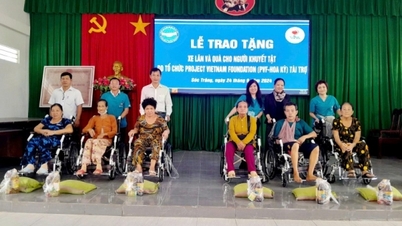 Trao tặng xe lăn cho người khuyết tật và sách giáo khoa cho học sinh khiếm thị ở Sóc Trăng