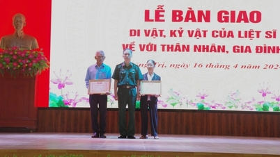 Bàn giao nhiều di vật, kỷ vật của 2 liệt sỹ đến thân nhân