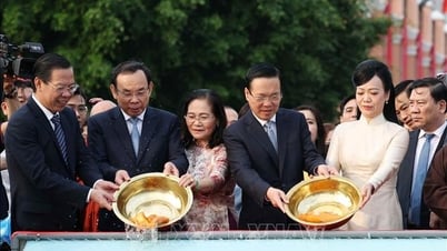 Chủ tịch nước Võ Văn Thưởng cùng kiều bào dâng hương, thả cá tại Bến Nhà Rồng