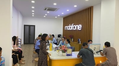 MobiFone ផ្តល់ប្រាក់ដល់អតិថិជននៅតំបន់ទឹកជំនន់