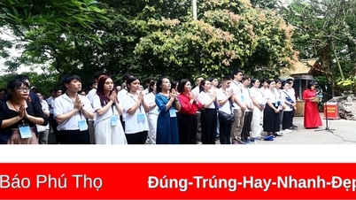 យុវជន​វៀតណាម​នៅ​បរទេស​អុជ​ធូប​គោរព​វិញ្ញាណក្ខន្ធ​ស្ដេច​ហុង