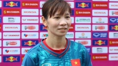 How did midfielder Thuy Trang answer the difficult question of an American reporter?