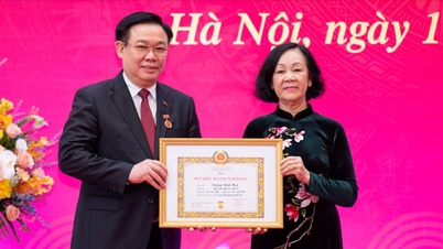 Trao Huy hiệu 40 năm tuổi Đảng tặng Chủ tịch Quốc hội Vương Đình Huệ