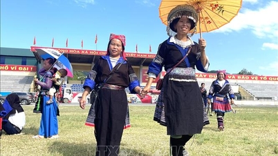 ជនជាតិ Mong នៅ Lai Chau ធ្វើដំណើរតាមដងផ្លូវដើម្បីអបអរសាទរបុណ្យឯករាជ្យ