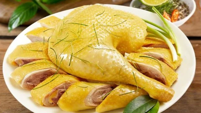 ការ​ស្ងោរ​មាន់​ជាមួយ​ទឹក​ស្ងោរ​ឬ​ទឹក​ធម្មតា​គឺ​ត្រឹមត្រូវ វិធី​នេះ​មាន់​នឹង​មិន​បុក​ទេ ហើយ​សាច់​នឹង​ផ្អែម។
