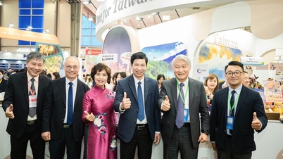 Hai con đường của du lịch Việt
