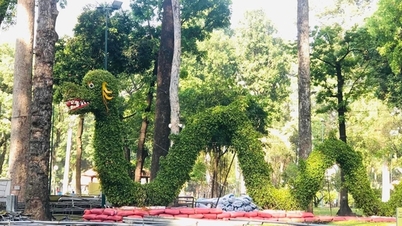 Tiếp tục 'cười mệt' với linh vật rồng ở công viên giữa trung tâm TP.HCM