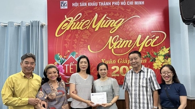 HTV's "One Heart" Fund and People's Artist Kim Cuong presented Tet gifts to the HCM City Artists' Association
