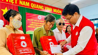 កាកបាទក្រហមខេត្ត Binh Thuan ផ្តល់អំណោយដល់គ្រួសារគោលនយោបាយ