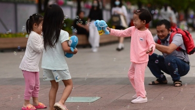 Trẻ la hét nơi công cộng: Cha mẹ đừng 'trẻ con mà' như cái cớ