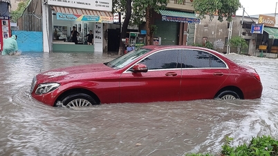 Đường phố Biên Hòa ngập hơn nửa mét sau mưa lớn