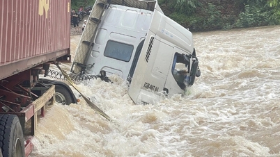 Bắc Giang: Lũ cuốn trôi xe đầu kéo, 2 người dân lao xuống nước cứu tài xế