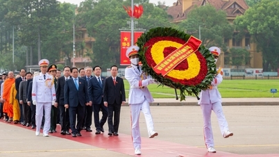Các đại biểu Quốc hội dự Kỳ họp thứ 5, Quốc hội khóa XV vào Lăng viếng Chủ tịch Hồ Chí Minh