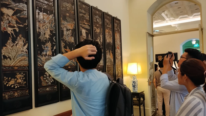 មនុស្ស​ម្នា​ទៅ​ទស្សនា​វិមាន​បារាំង​ក្នុង​ភ្លៀង