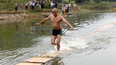 Nhà sư Thiếu Lâm khổ luyện 'khinh công trên nước'