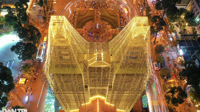 វិហារ Notre Dame ក្នុង​ទីក្រុង​ហូជីមិញ បញ្ចេញ​ពន្លឺ​ដើម្បី​ស្វាគមន៍​បុណ្យ​ណូអែល