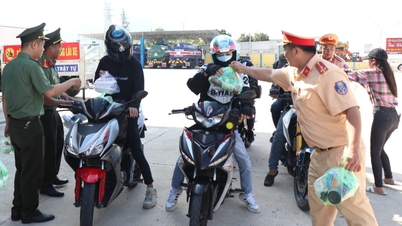 Bất ngờ được tặng quà trên đường về quê ăn Tết