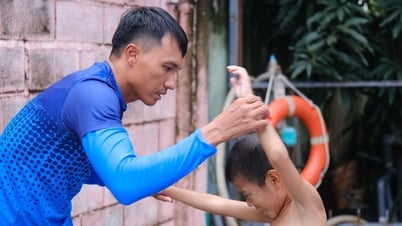 Vận động viên Para Games dạy bơi miễn phí cho trẻ mồ côi