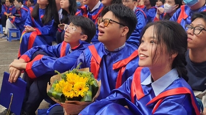 Tears and smiles at the coming of age ceremony of Nguyen Thi Dieu High School