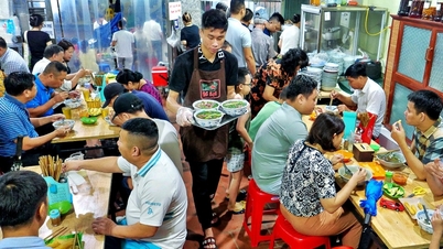 Phở Hồ Lợi đông bậc nhất Hà Nội, khách đi hàng chục cây số, xếp hàng chờ ăn