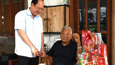 លេខាគណៈកម្មាធិការបក្សខេត្ត Ca Mau លោក Nguyen Ho Hai បានអញ្ជើញទៅសាកសួរសុខទុក្ខ និងជូនពរកម្មាភិបាលចូលនិវត្តន៍ក្នុងឱកាសឆ្នាំថ្មី