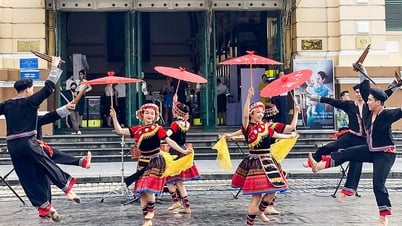 Sinh viên Trường đại học Nguyễn Tất Thành tác nghiệp ảnh báo chí trước Bưu điện TP.HCM