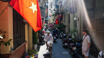 The culinary alley is full of famous delicious restaurants in the capital, with customers coming and going in droves.