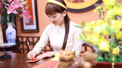 Girl draws pictures telling the history of Vietnam