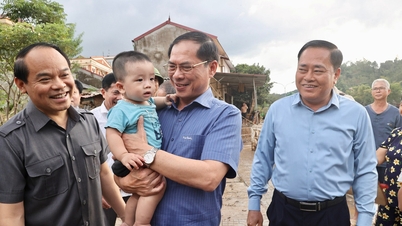 Der stellvertretende Premierminister Bui Thanh Son inspizierte die Hochwasserbekämpfungsmaßnahmen und besuchte Menschen in zwei überfluteten Bezirken in Lang Son.